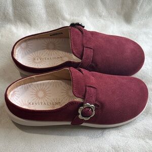 REVITALIGN Women’s Clogs Suede